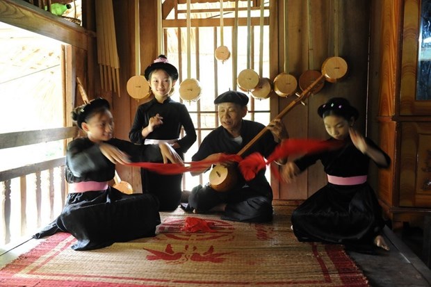 An artisan teaches Then melody to children (Photo: VNA)