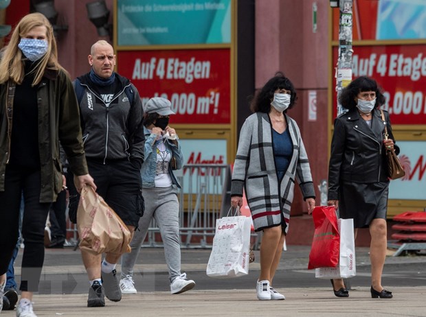 Người dân đeo khẩu trang phòng lây nhiễm COVID-19 tại Berlin, Đức. (Ảnh: AFP/TTXVN)