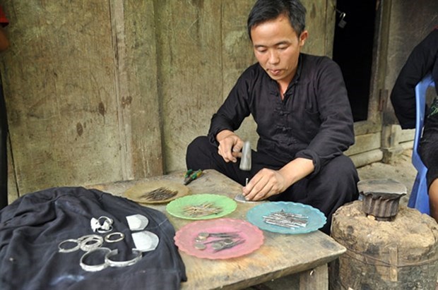 A silver carver (Photo: laocaitourism.vn)