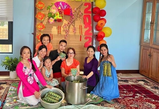 Vietnamese people in Cape Town, South Africa, make traditional dishes in celebration of the Lunar New Year 2022 (Photo: VNA)