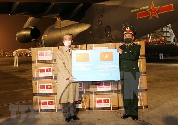 Chinese Ambassador to Vietnam Xiong Bo (L) hands over the vaccine to the Vietnamese side (Photo: VNA)