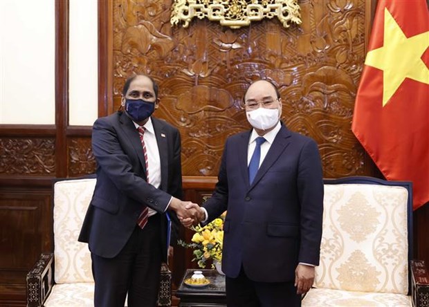 President Nguyen Xuan Phuc (R) and Singaporean Ambassador Jaya Ratnam at the meeting on February 1. (Photo: VNA)