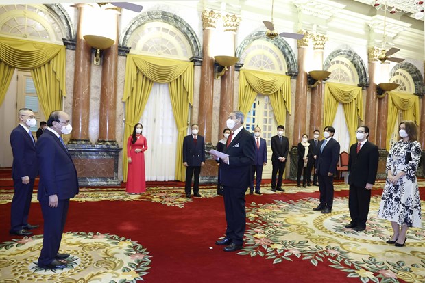 Mexican Ambassador Alejandro Negrin Munoz (centre) comes to present his credentials to President Nguyen Xuan Phuc on February 11. (Photo: VNA)