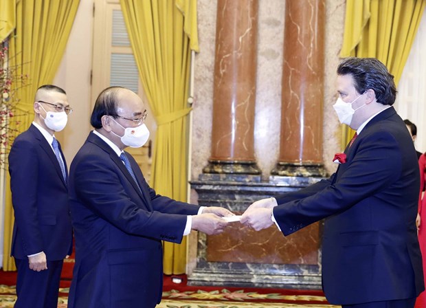 US Ambassador Marc Evans Knapper (R) presents his credentials to President Nguyen Xuan Phuc on February 11. (Photo: VNA)