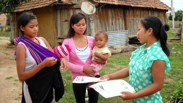 Providing locals with information on child marriage. (Source: nhandan.com)