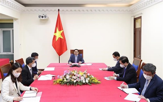 Prime Minister Pham Minh Chinh talks over phone with Chairman and CEO of Pfizer Albert Bourla (Photo: VNA)