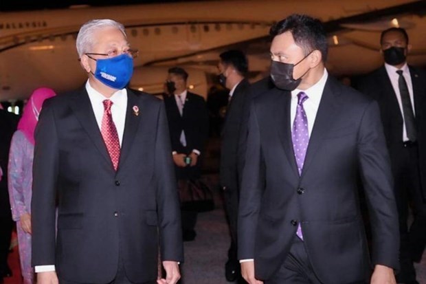 Malaysian Prime Minister Ismail Sabri Yaakob (L) is welcomed by Crown Prince of Brunei Al-Muhtadee Billah when arriving in the host country. (Photo: straitstimes.com)