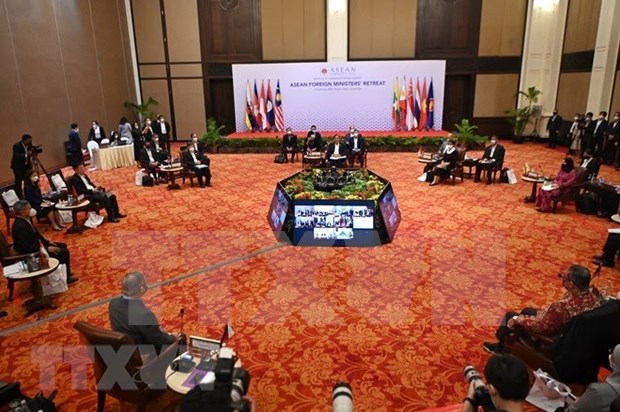 ASEAN Foreign Ministers take a photo with ASEAN Secretariat leaders and Cambodian PM Hun Sen and Minister of Foreign Affairs and International Cooperation Prak Shokhonn at the AMMR (Photo: VNA)