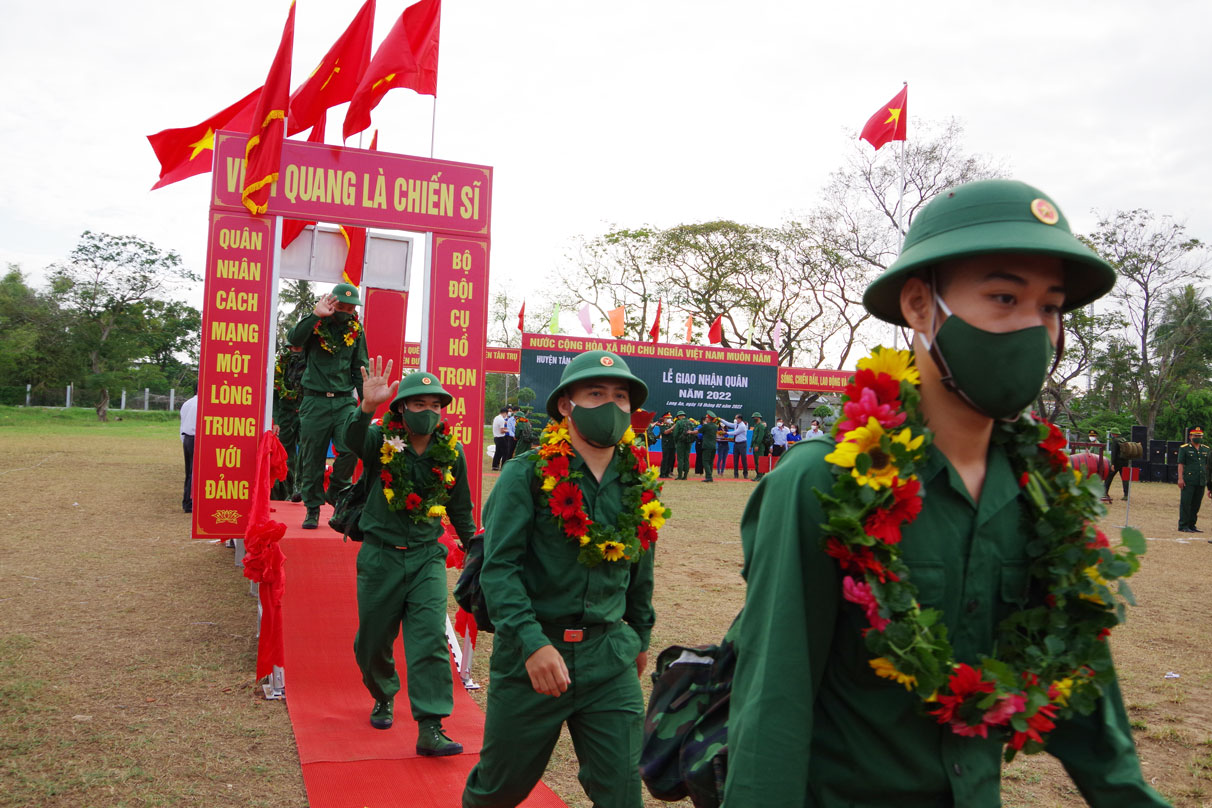 Thanh niên tự hào tiến bước qua cầu vinh quang