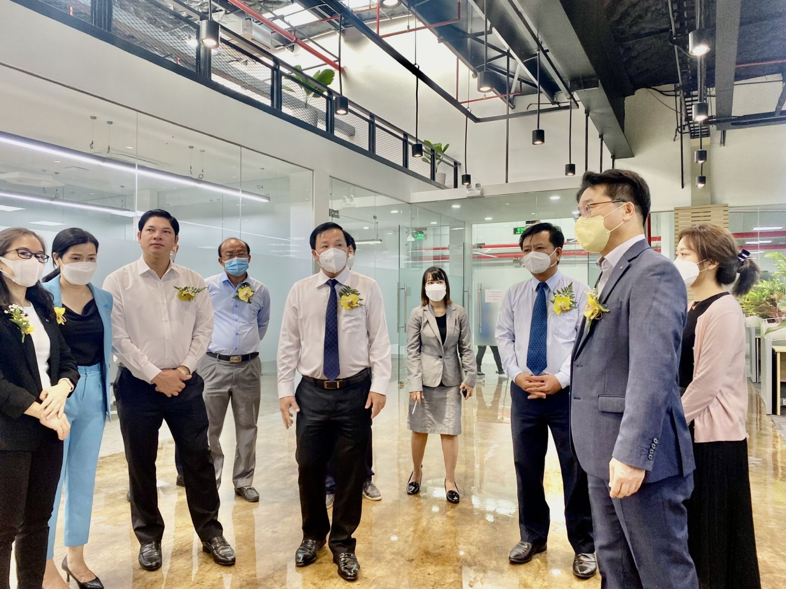 Deputy Secretary of the Provincial Party Committee, Chairman of the Provincial People's Committee - Nguyen Van Ut (5th, L) visits the office of CJ Foods Vietnam Factory - Kizuna 3