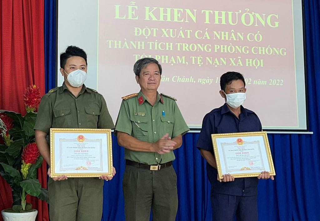 Khen thưởng thành tích xuất sắc trong truy bắt tội phạm