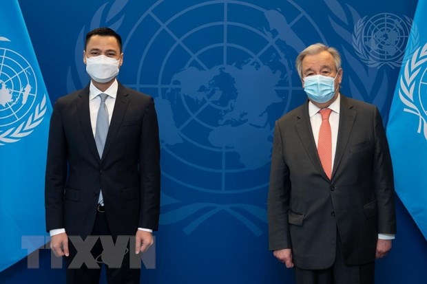 Đại sứ Đặng Hoàng Giang và Tổng Thư ký Liên hợp quốc Antonio Guterres. (Ảnh: Khắc Hiếu/TTXVN)