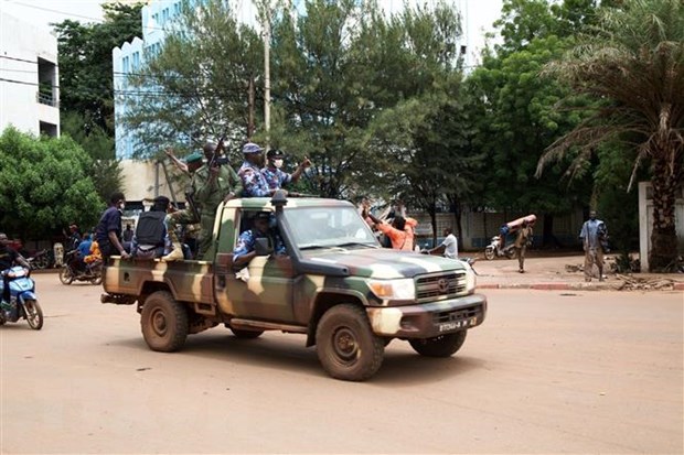 Binh sỹ Mali tuần tra trên đường phố tại Bamako. (Ảnh: AFP/TTXVN)