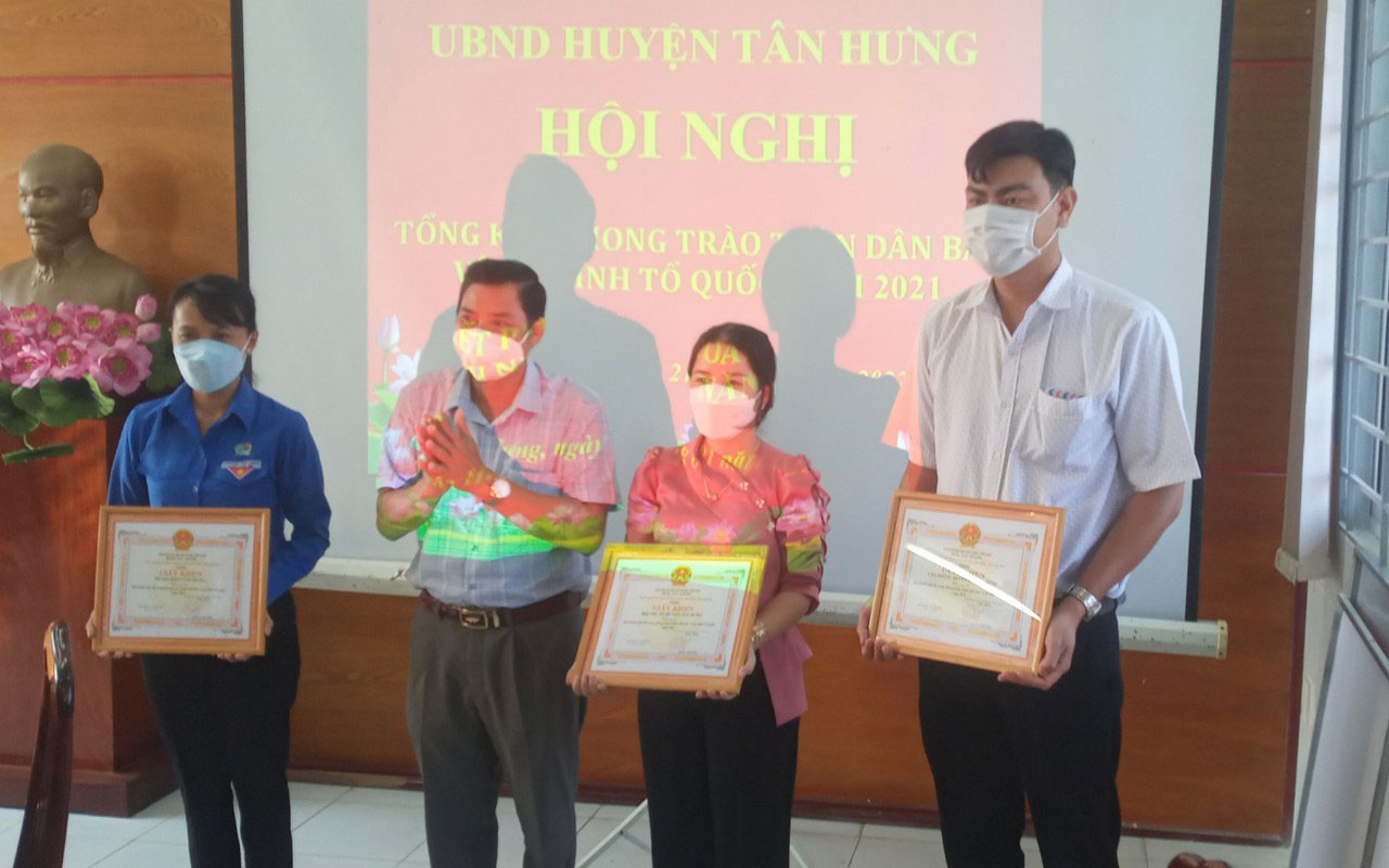 Tập thể, cá nhân được khen thưởng trong phong trào Toàn dân bảo vệ an ninh Tổ quốc huyện Tân Hưng năm 2021