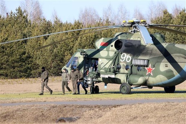 Ukrainian Defence Minister Oleksii Reznikov (second from left) arrived in Belarus to attend a negotiation with Russia on February 28 (Photo: AFP/VNA)