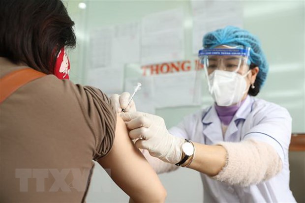 Tiêm vaccine ngừa COVID-19. (Ảnh: TTXVN)