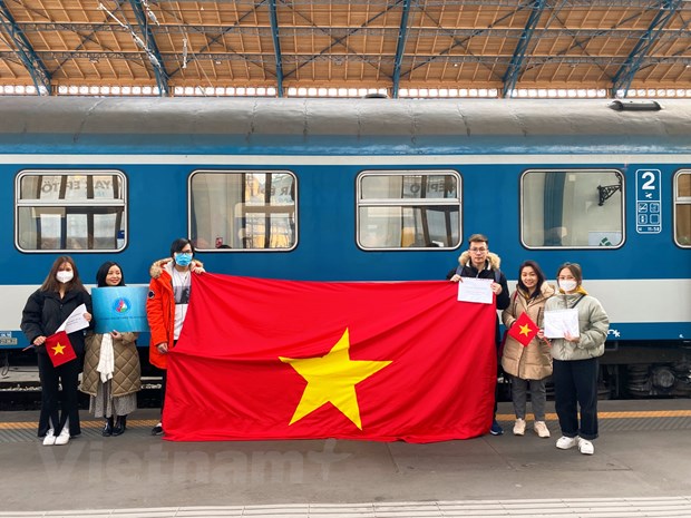 Nhóm sinh viên tình nguyện Việt Nam tại nhà ga ở Budapest, Hungary. (Ảnh: Thanh Thuỷ/Vietnam+)