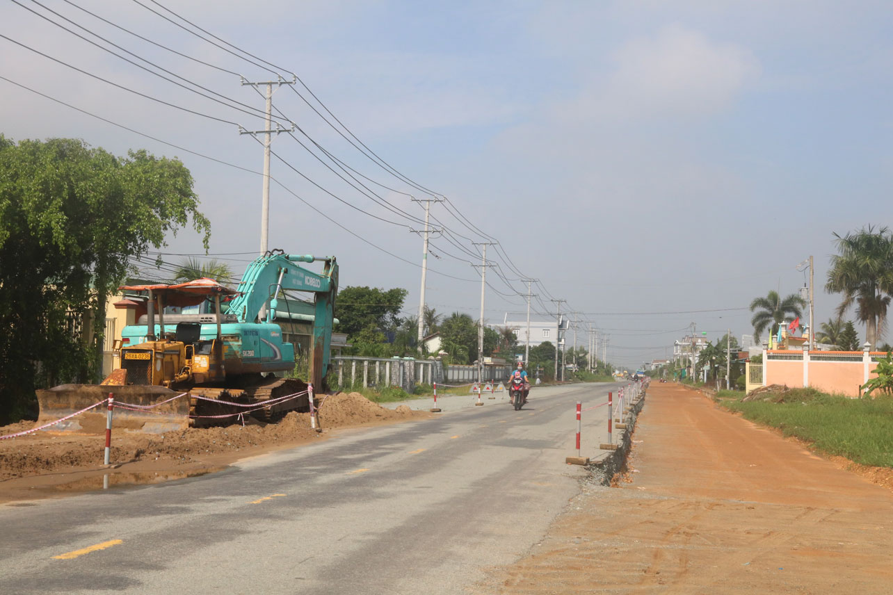 Huyện đầu tư, mở rộng các tuyến đường trọng điểm, trong đó có Đường tỉnh 830 đoạn đi qua địa bàn huyện