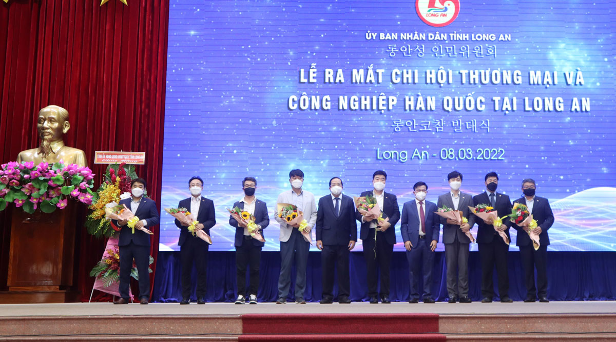 Lãnh đạo tỉnh tặng hoa chúc mừng Chi hội Thương mại và Công nghiệp Hàn Quốc - Kocham tại Long An đã được thành lập và đi vào hoạt động