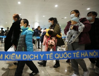 Another 300 Vietnamese evacuated from Ukraine safely arrive home on flight from Poland