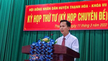 Phó Bí thư Huyện ủy Thạnh Hóa - Phạm Tùng Chinh được bầu giữ chức vụ Chủ tịch UBND huyện