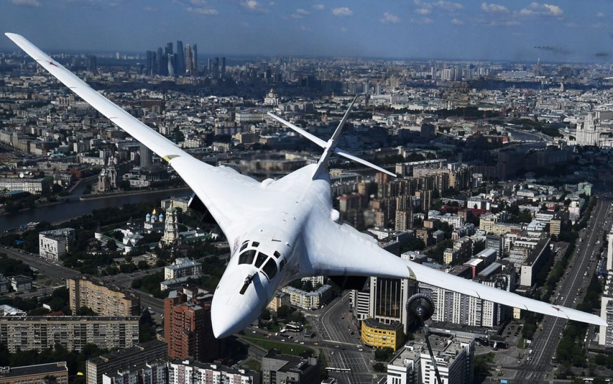 Máy bay ném bom chiến lược tu-160 của Nga trong cuộc diễu hành Ngày Chiến thắng ở Moscow ngày 24/1/2020. Ảnh: Reuters.