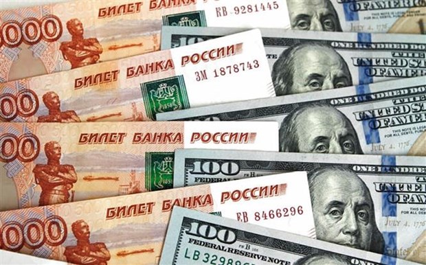 Đồng ruble của Nga (trái) và đồng đôla Mỹ. (Ảnh: Sputnik/TTXVN)