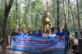 Đoàn Thanh niên Về nguồn tại chiến khu Rừng Sác