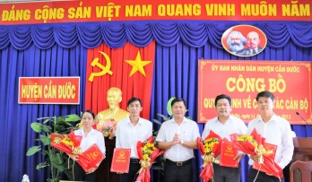 Cần Đước công bố các quyết định về công tác cán bộ