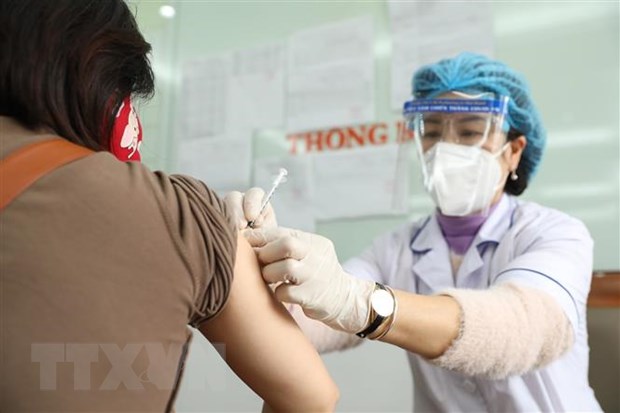 Tiêm vaccine ngừa COVID-19. (Nguồn: TTXVN)