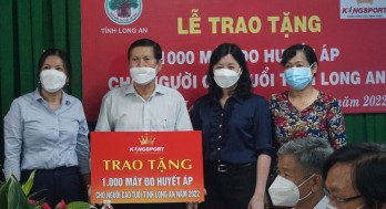 Tặng máy đo huyết áp cho hội viên Hội Người cao tuổi tỉnh