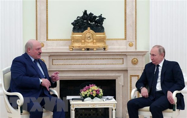 Tổng thống Belarus Alexander Lukashenko (trái) và Tổng thống Nga Vladimir Putin (phải) tại cuộc hội đàm ở Moskva, Nga, ngày 11/3/2022. (Ảnh: AFP/TTXVN)