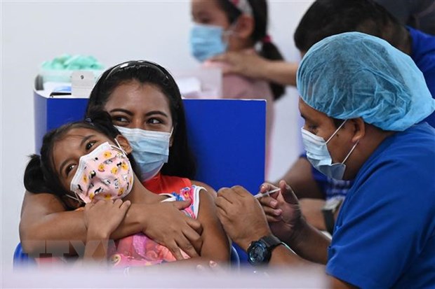 Nhân viên y tế tiêm vaccine ngừa COVID-19 cho người dân tại San Salvador, El Salvador. (Ảnh: AFP/TTXVN)