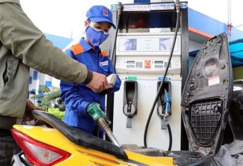 Petrol prices down by 600 VND per litres after seven hikes