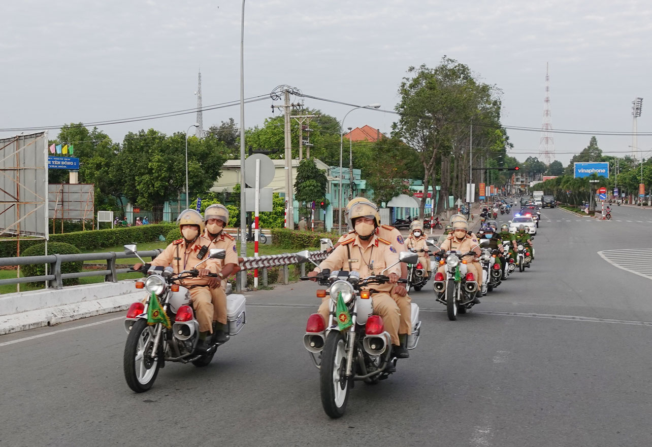 Lực lượng cảnh sát giao thông toàn tỉnh tăng cường tuần tra, kiểm soát xử lý vi phạm theo chuyên đề chở hàng quá tải trọng, quá khổ giới hạn, tự ý cải tạo phương tiện trên đường bộ