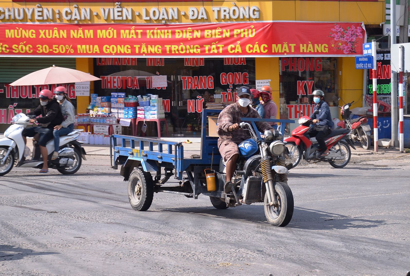 Một trường hợp người điều khiển xe ba gác cố tình vượt đèn đỏ qua đường