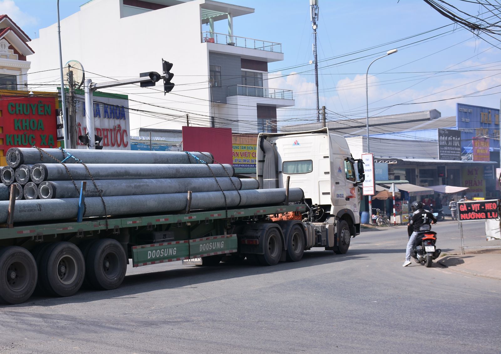 Ngã tư Đức Lập có lưu lượng phương tiện tham gia giao thông rất đông, nhất là các xe trọng tải lớn