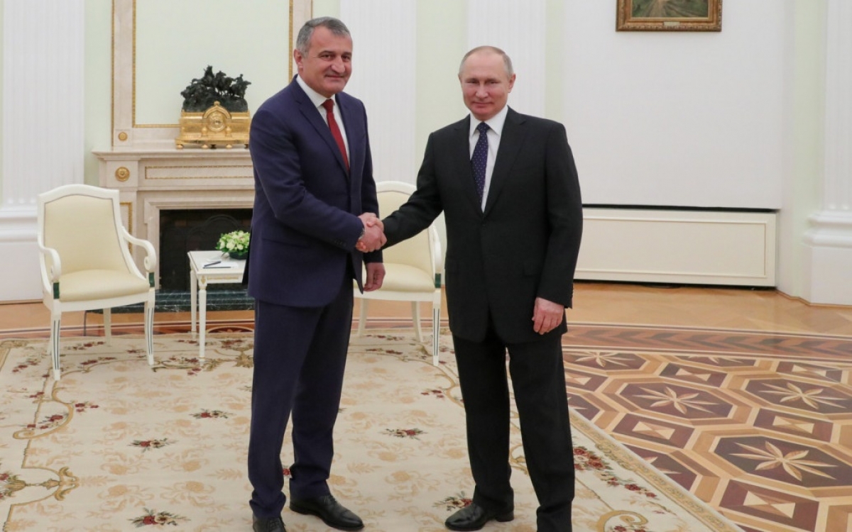 Nhà lãnh đạo vùng ly khai Nam Ossetia, Anatoly Bibilov (trái) trong một lần gặp gỡ với Tổng thống Nga Vladimir Putin ở điện Kremlin, vào năm 2020. Ảnh: TASS.