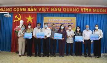 Trao học bổng cho học sinh, sinh viên hiếu học