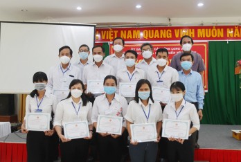 Trao giấy chứng nhận cho học viên hoàn thành khóa đào tạo giảng viên IPM (TOT - IPM) trên cây lúa