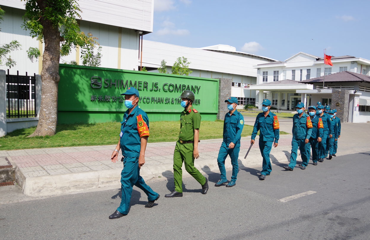 Lực lượng tự vệ Ban Chỉ huy Quân sự Công ty Cổ phần Thương mại Dịch vụ và Xuất nhập khẩu Trung Thành phối hợp các lực lượng chức năng tuần tra, canh gác  