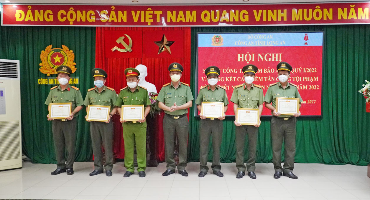 Đại tá Lâm Minh Hồng - Ủy viên Ban Thường vụ Tỉnh ủy, Bí thư Đảng ủy, Giám đốc Công an tỉnh, trao giấy khen cho các tập thể đạt thành tích xuất sắc trong đợt cao điểm tấn công tội phạm