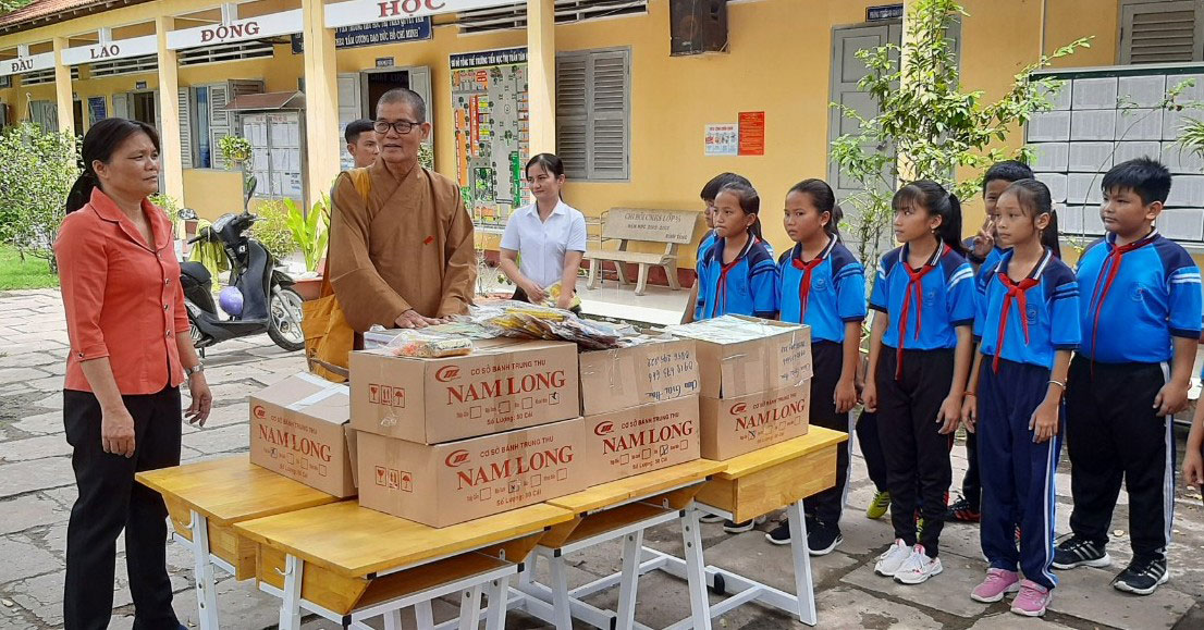 Thượng tọa Thích Lệ Tấn tặng quà cho học sinh