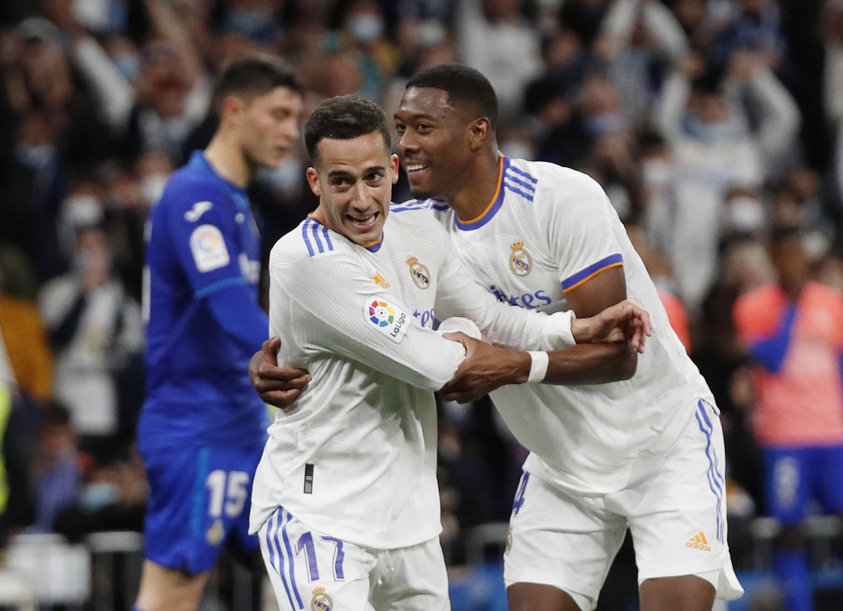 Lucas Vazquez ăn mừng bàn thắng cùng đồng đội Alaba. (Ảnh: Reuters). 