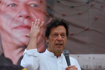 Imran Khan trở thành thủ tướng Pakistan đầu tiên mất chức tại cuộc bỏ phiếu ở Quốc hội