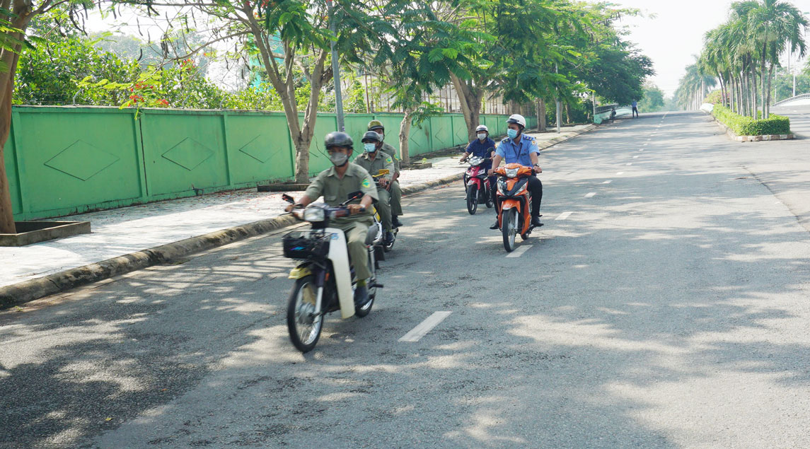 Lực lượng Chốt dân phòng Khu công nghiệp Thuận Đạo phối hợp bảo vệ của khu thường xuyên tổ chức tuần tra, nhắc nhở phòng, chống tội phạm, bảo đảm an ninh, trật tự