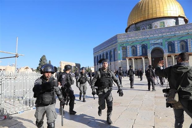 Cảnh sát Israel tại khu vực Đền Al-Aqsa ở Đông Jerusalem ngày 15/4. (Ảnh: THX/TTXVN)