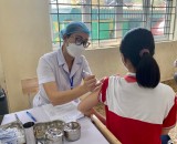 Có nên cho trẻ dùng thuốc giảm đau trước khi tiêm vaccine Covid-19?