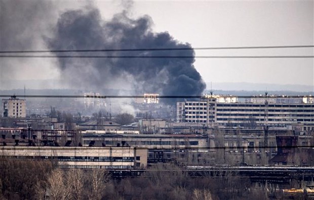 Khói bốc lên từ thành phố Severodonetsk, vùng Donbass, trong xung đột Nga-Ukraine ngày 6/4/2022. (Ảnh: AFP/TTXVN)