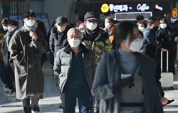 Người dân đeo khẩu trang phòng dịch COVID-19 tại Seoul, Hàn Quốc ngày 18/2/2022. (Ảnh: AFP/TTXVN)